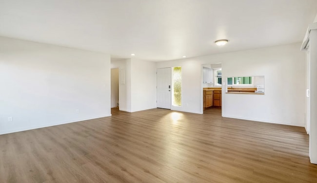 Building Photo - Updated Duplex