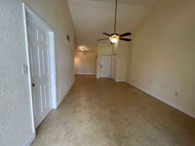 Building Photo - 2803 N Oakland Forest Dr