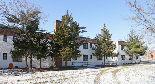 Building Photo - Levittown Gardens