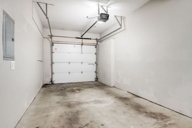 Building Photo - 1409 Dodge Ave