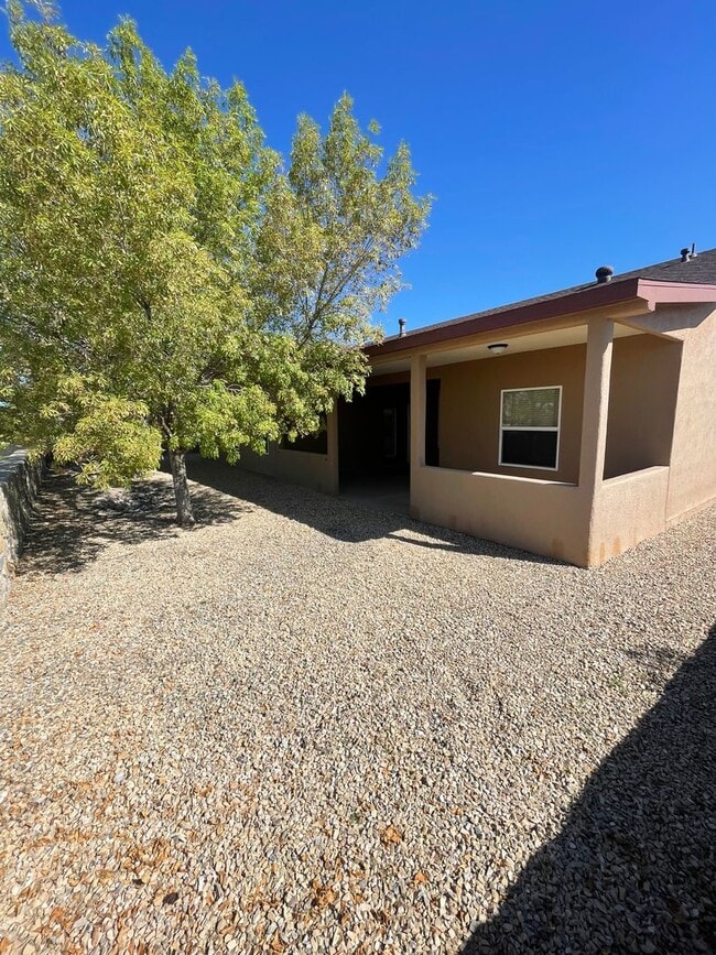 Building Photo - Lovely 4 Bedroom/2 Bath home in Parkhill E...