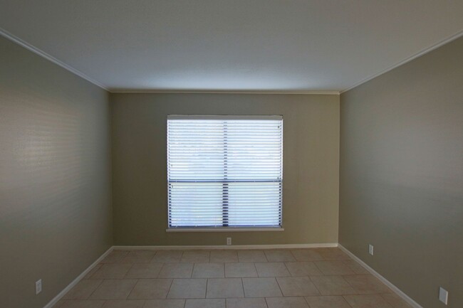 Building Photo - Spacious 2 Bedroom 1.5 Bath Rental on a Co...