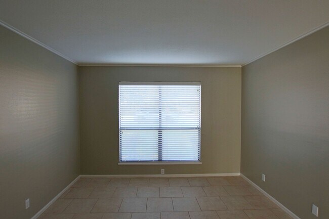 Building Photo - Spacious 2 Bedroom 1.5 Bath Rental on a Corner Lot! Tour Today!