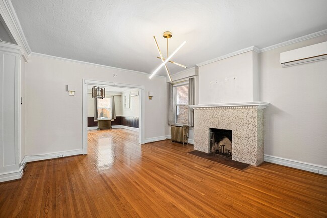 Building Photo - Beautiful Renovated 3 Bedroom 2.5 Bath off...