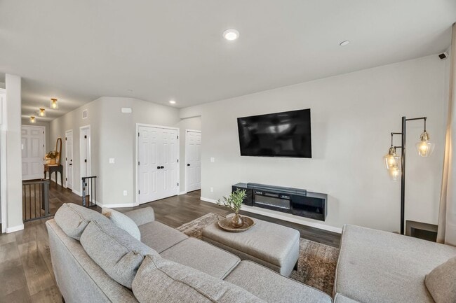 Building Photo - Newer Home on Large Corner Lot with Lots of Natural Light!