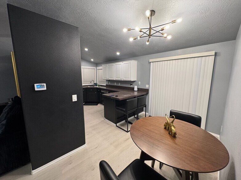 Building Photo - 1431 E Drucker St