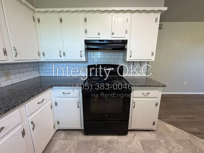 Building Photo - 5150 W Camp Dr