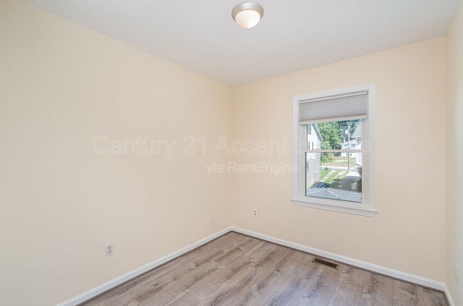 Building Photo - 3009 20th Ct S