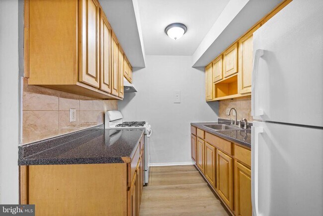 Building Photo - 6935 N 15th St