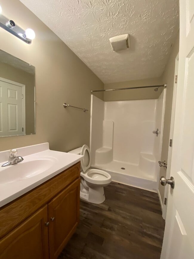Building Photo - 3 bedroom 2 bath