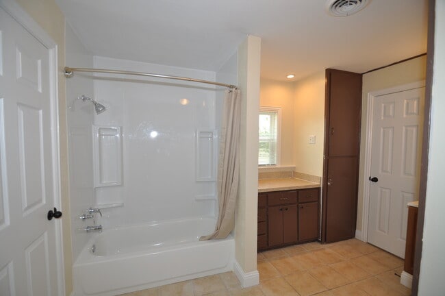 Building Photo - 704 W Moore St