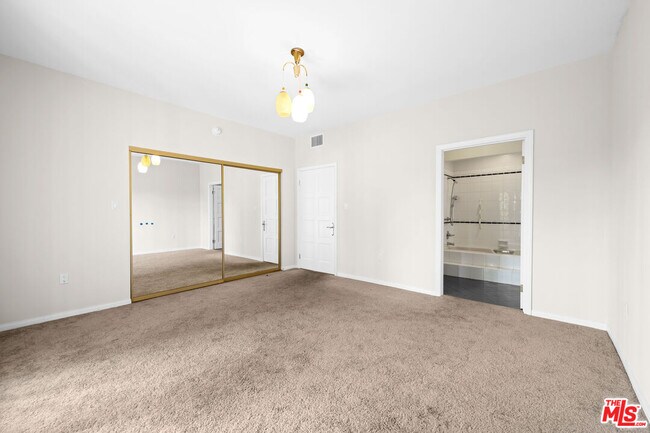 Building Photo - 224 S Palm Dr