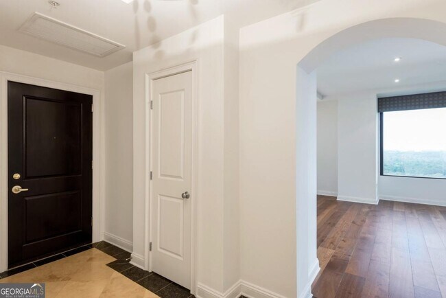 Building Photo - 2828 Peachtree Rd NE