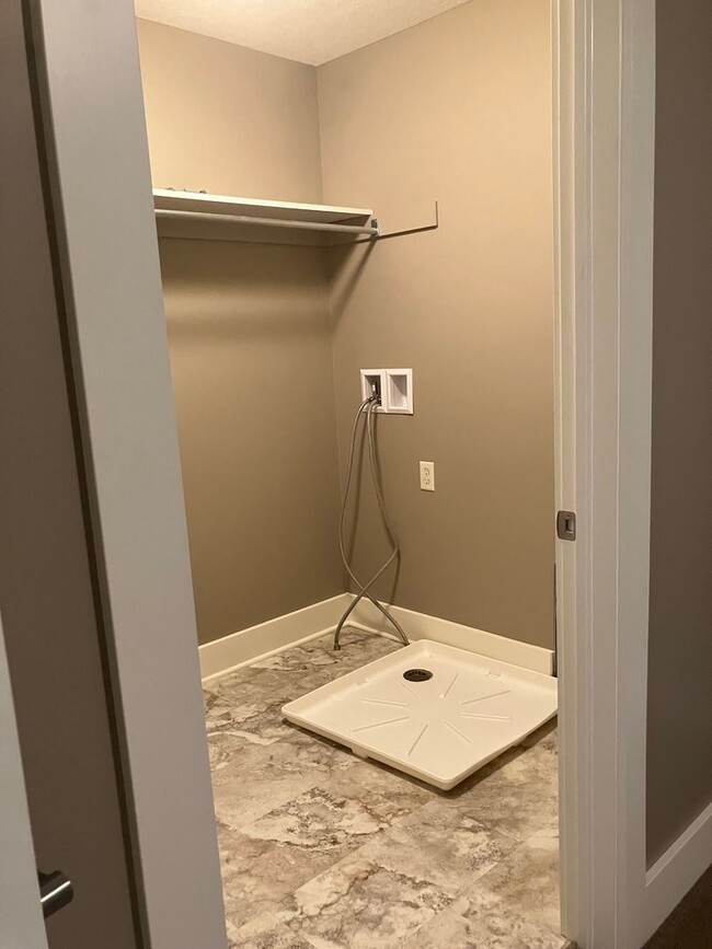 Building Photo - Beautiful 3 bedroom 2 1/2 bath home