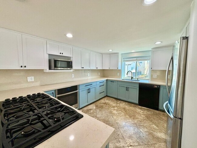Building Photo - Hollywood Beach | Oxnard | 3 Bed + 3.5 Bat...