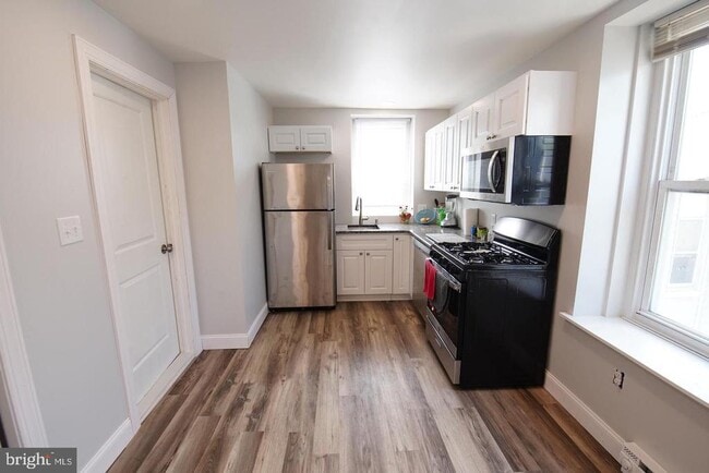 Building Photo - 409 Hermitage St