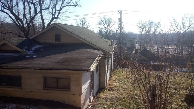 Building Photo - 843 Milford St