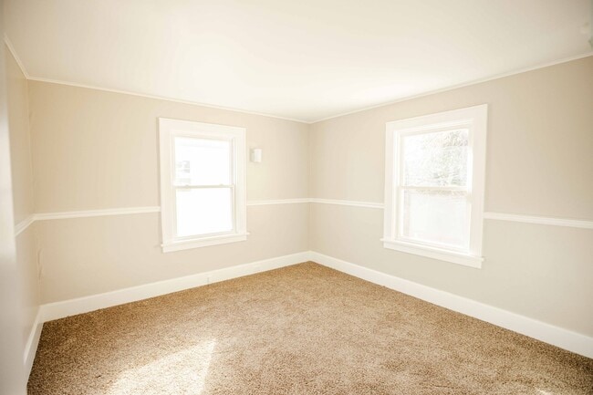 Building Photo - Beautiful three bedroom spacious house with tons of storage and finished basement.