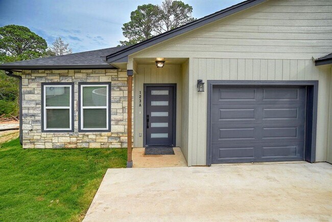 Building Photo - 123 S Kanaio Dr