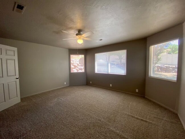 Building Photo - DARLING PROPERTY FOR RENT IN LAVERKIN!