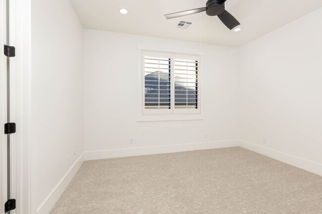 Building Photo - 6 bedroom with RV Garage and Hot Tub