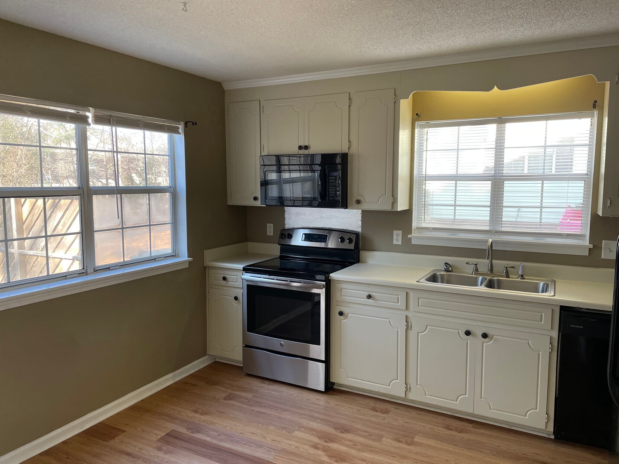 Building Photo - 130 Country Village Ct