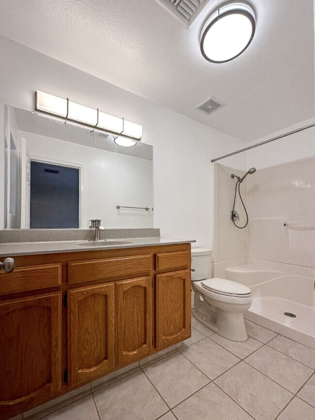 Building Photo - 1240 W Mariposa Ave