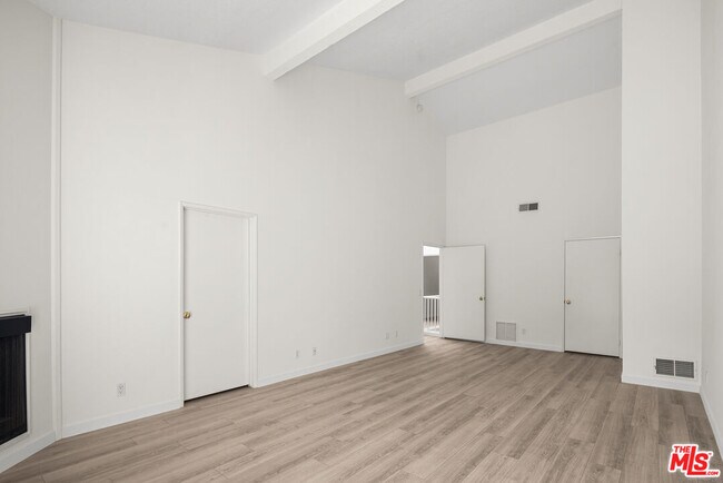 Building Photo - 1470 Palisades Dr