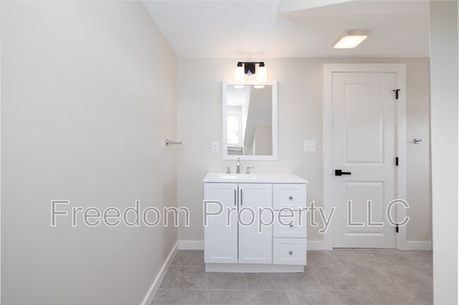 Building Photo - 28 Aircraft Rd