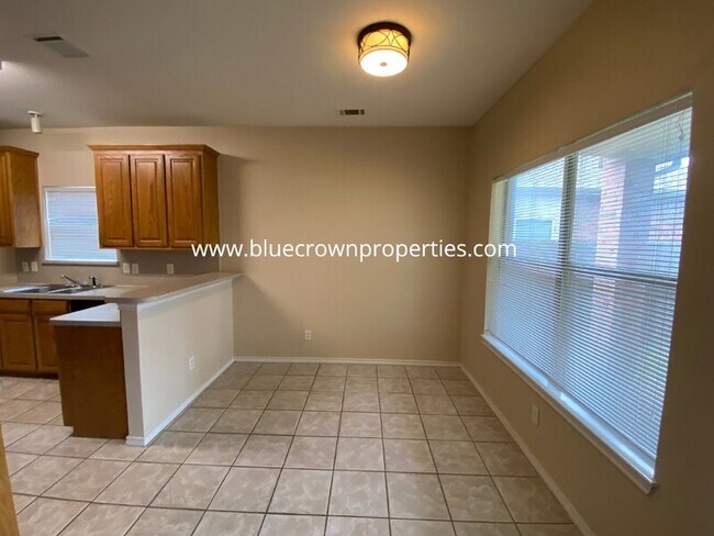 Building Photo - 1829 Carver Dr