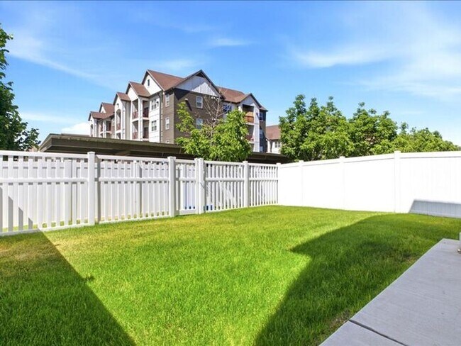 Building Photo - Herriman Lovely 3 bed, 2.5 bath Townhome
