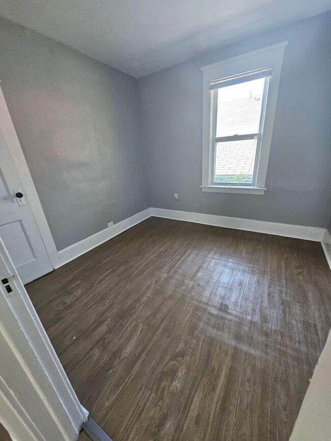 Building Photo - Upper 2 bedroom east lake road