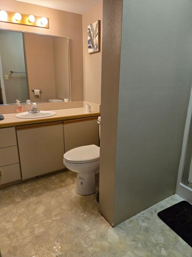 Building Photo - Furnished Four Bedroom Home With Sierra Bl...