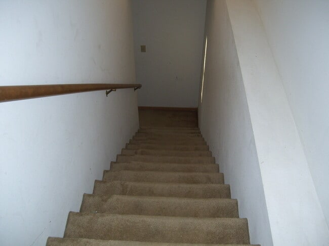 Building Photo - Spacious 3 bedroom, 2 bathroom duplex!
