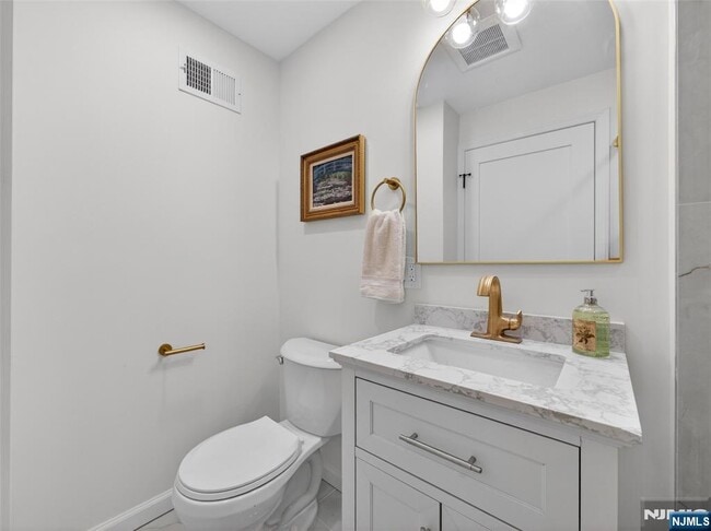 Building Photo - 114 Colony Ave