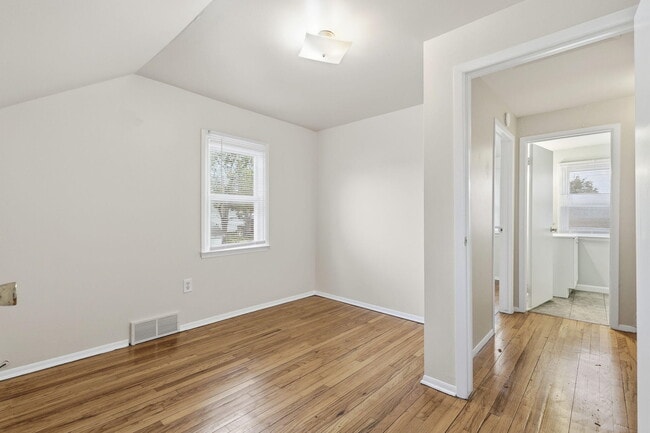 Building Photo - 314 W Muir Ave