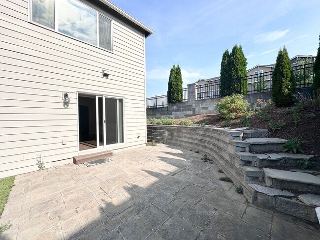 Building Photo - Stunning Modern 5 Bed 3 Bath Home in North...