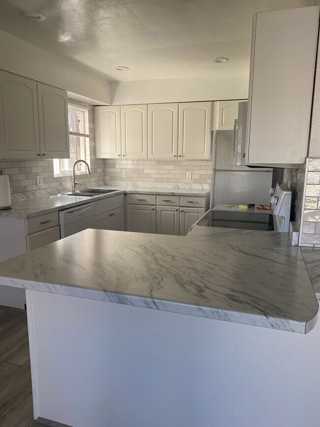 Building Photo - Sweet 4 bd, 2 bath, 2+car garage near MidTown