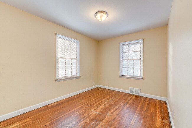 Building Photo - Charming 3-Bedroom Home with Garage, Basement & Fenced Backyard