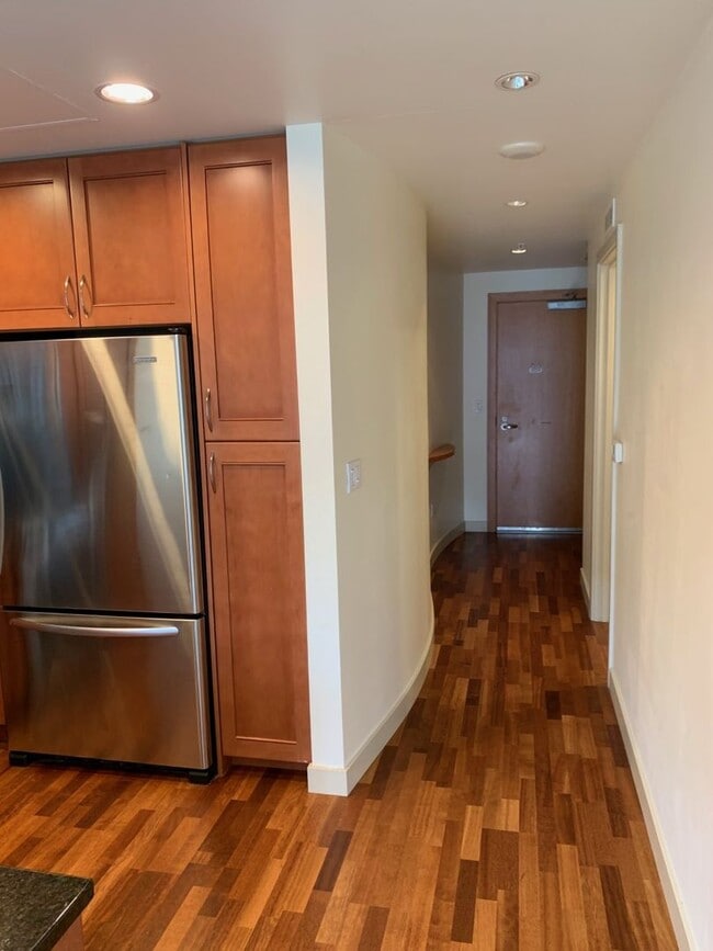 Building Photo - Bellevue Washington Square. One bed, One full bath. 1 Reserved parking. 17th floor. Concierge