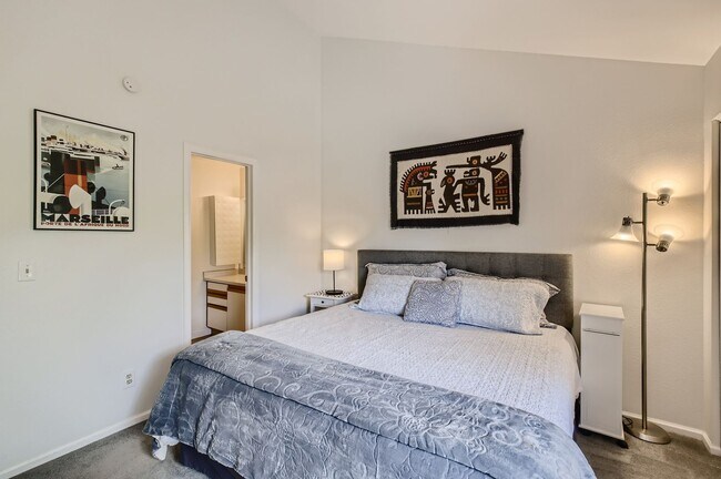 Building Photo - Turnkey 2 BDR/2BA Boulder Condo