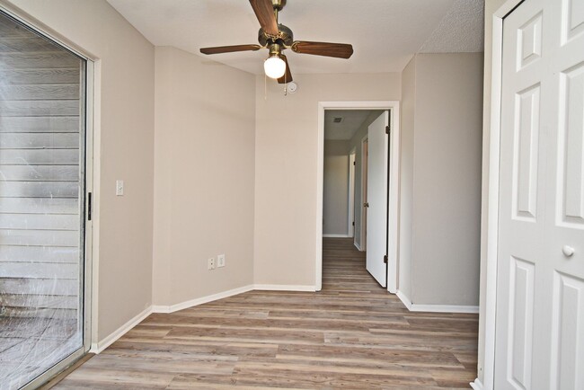 Building Photo - Spacious 2 bedroom 2 bath condo practicall...