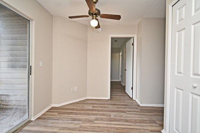 Building Photo - Spacious 2 bedroom 2 bath condo practically on UCF campus