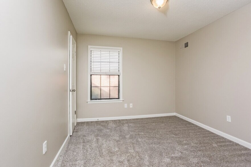 Building Photo - 5044 Brooksbank Cove S