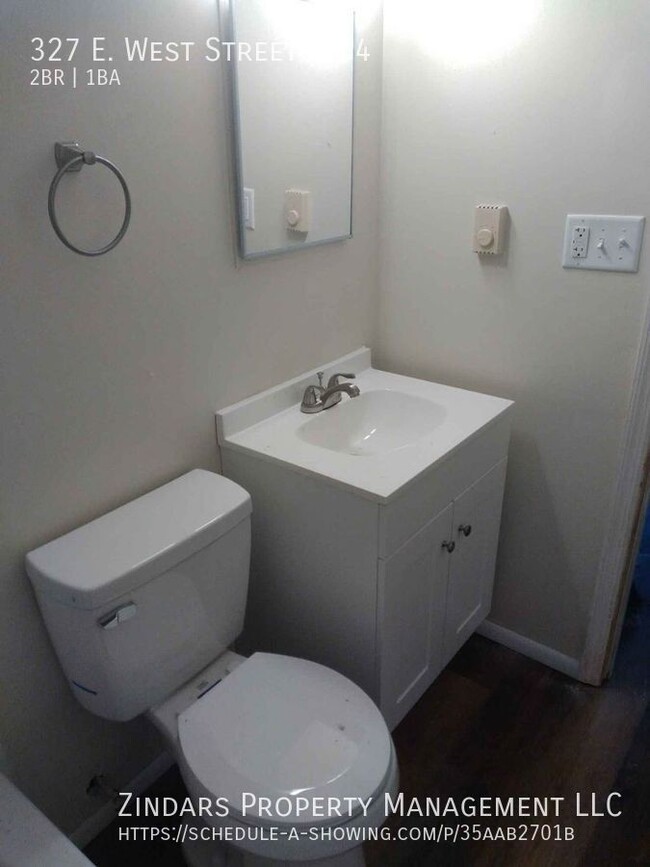 Building Photo - Updated 2 bedroom 1 bathroom apartment loc...