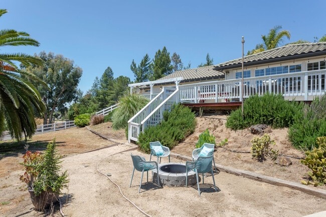 Building Photo - RANCH STYLE POOL HOME ON 2+ ACRES IN THE H...