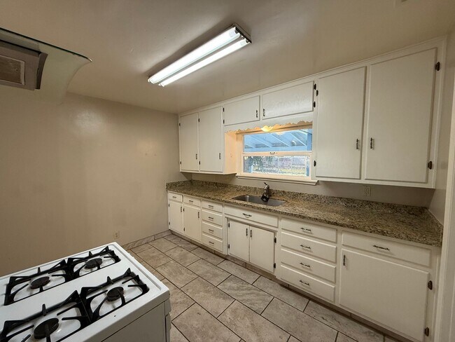 Building Photo - Single story in the heart of Modesto!