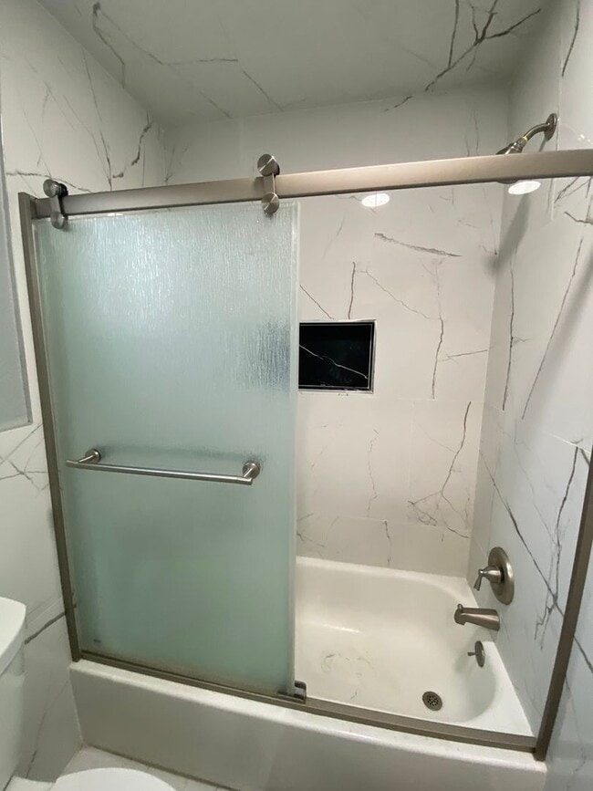 Building Photo - Newley Remodeled 3 BD 2 BA house on corner...