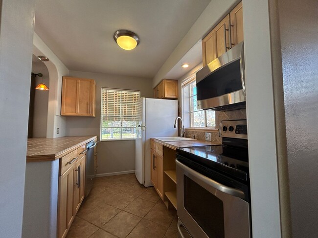 Building Photo - $0 DEPOSIT OPTIONS. CHARMING 4-BEDROOM HOM...