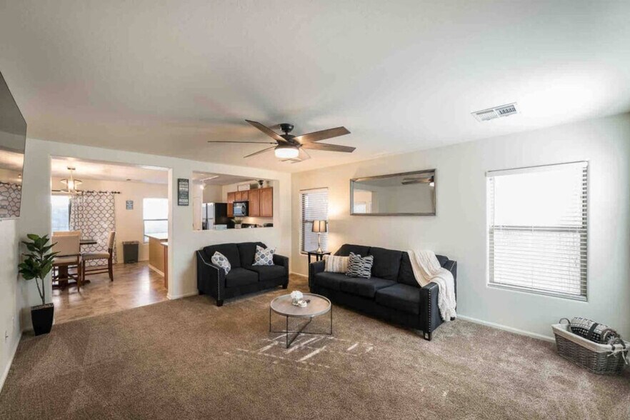 Building Photo - 10948 W Elm St